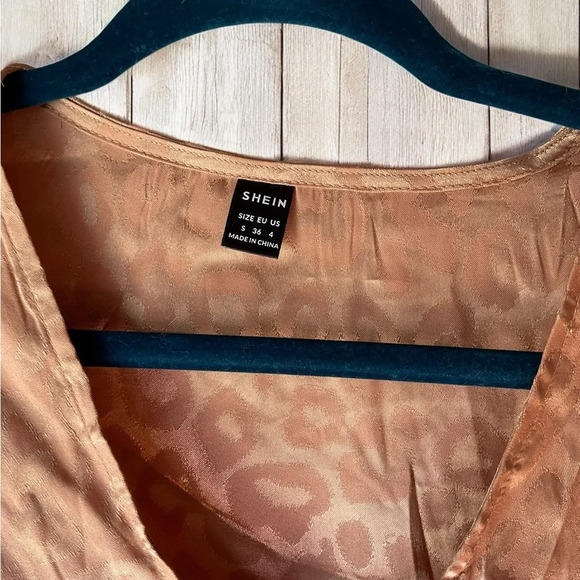 Shein leopard front tie crop top (B9) - Picture 2 of 4